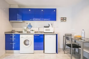 Leilighet, 1 soverom, terrasse | Eget kjøkken | Kjøleskap, kokeplater, kaffetrakter/tekoker og vannkoker