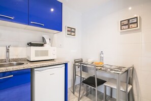 Apartment, 1 Bedroom, Terrace | Private kitchen | Full-size fridge, stovetop, coffee/tea maker, electric kettle - Apartamento A Francos Garden Avenue (Porto)