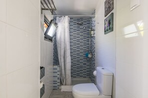 Apartment, 1 Bedroom, Terrace | Bathroom | Shower, towels - Apartamento A Francos Garden Avenue (Porto)