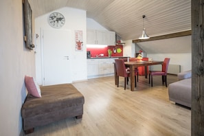 Comfort-huoneisto, 1 makuuhuone, tupakointi kielletty, vuoristonäköala | Oleskelualue | Kirjoja