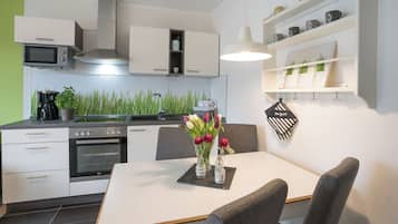 Comfort Apartment, 1 Bedroom, Non Smoking, Mountain View | Dapur peribadi | Ketuhar gelombang mikro, cerek elektrik, kerusi tinggi