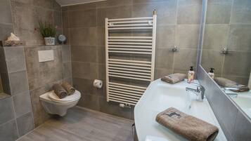 Leilighet – comfort, 1 soverom, ikke-røyk, fjellutsikt | Bad | Dusj, hårføner og håndklær