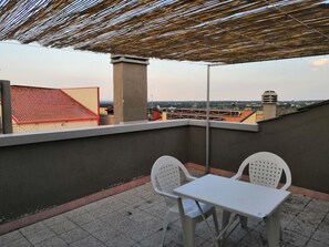 Familierom, byutsikt | Grill-/piknikområde