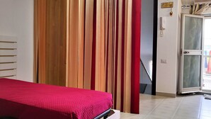 Une chambre avec un lit, une porte coulissante et une vue sur l’extérieur.