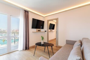 The Level Premium Junior Suite Adults Only | Vardagsrum | 40-tums LED-tv med satellitkanaler, tv och en mp3-dockningsstation
