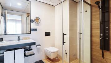 The Level Grand Premium Room Adults Only | Badkamer | Designer toiletartikelen, een haardroger, badjassen, pantoffels