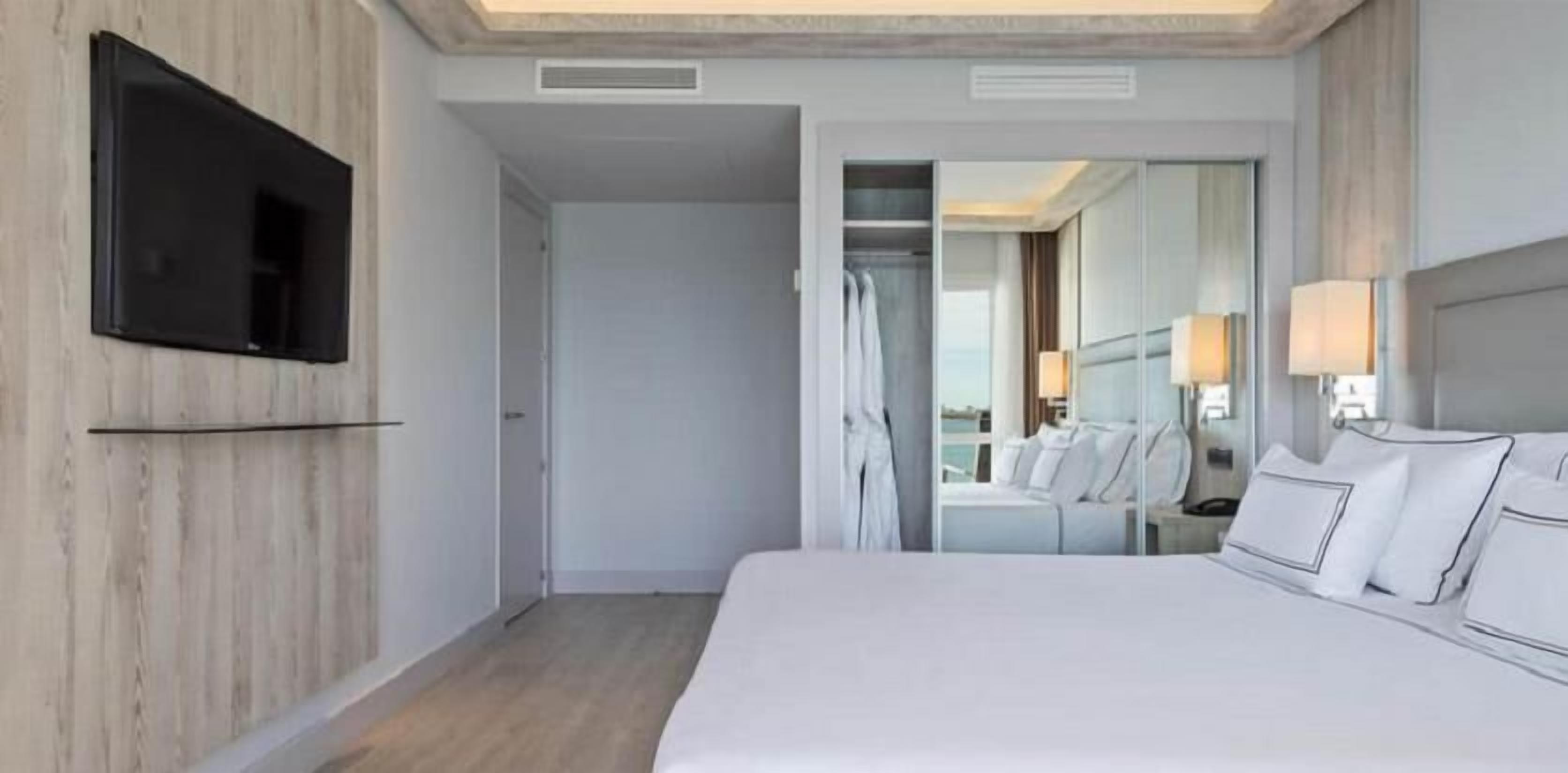 Egyptian cotton sheets, premium bedding, minibar, in-room safe