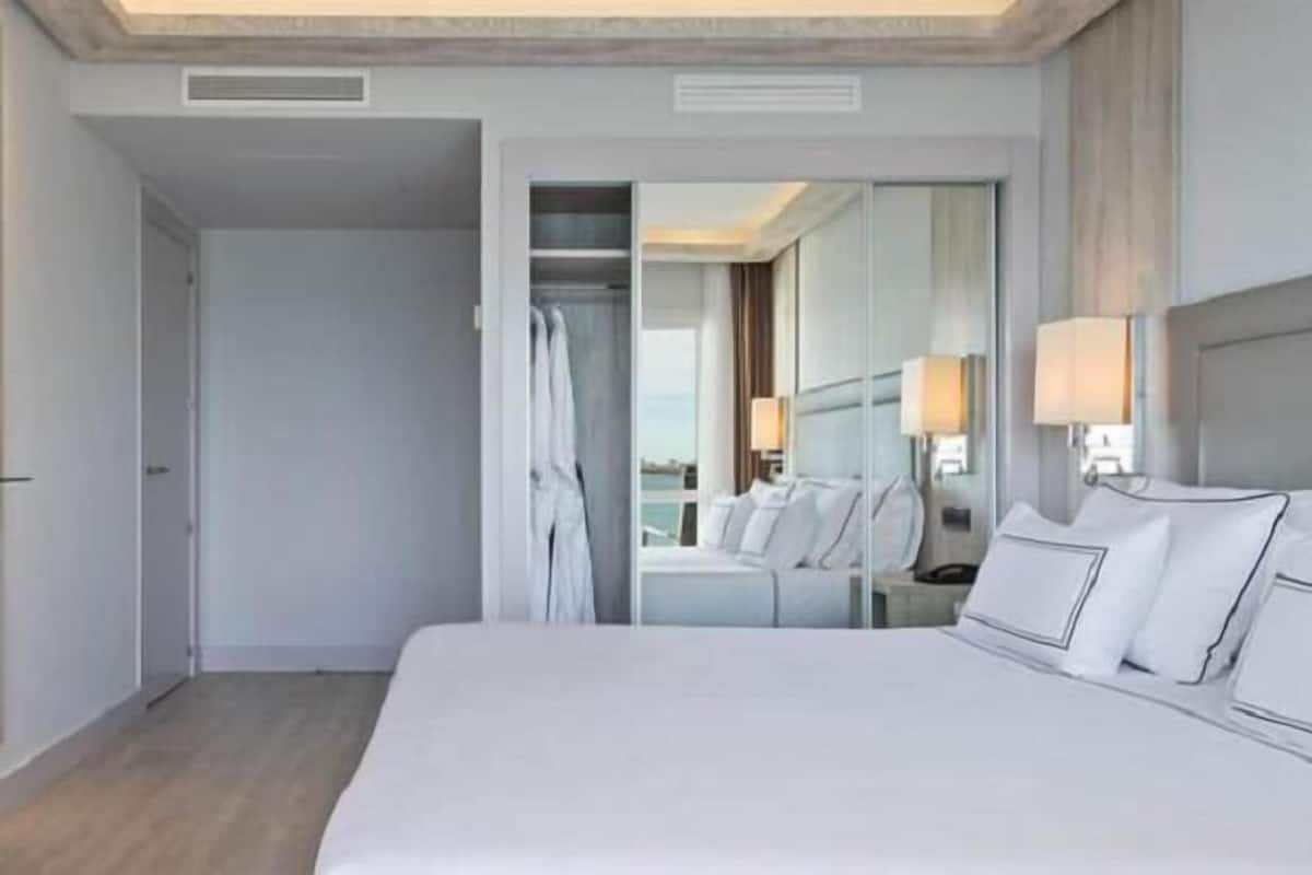 Egyptian cotton sheets, premium bedding, minibar, in-room safe