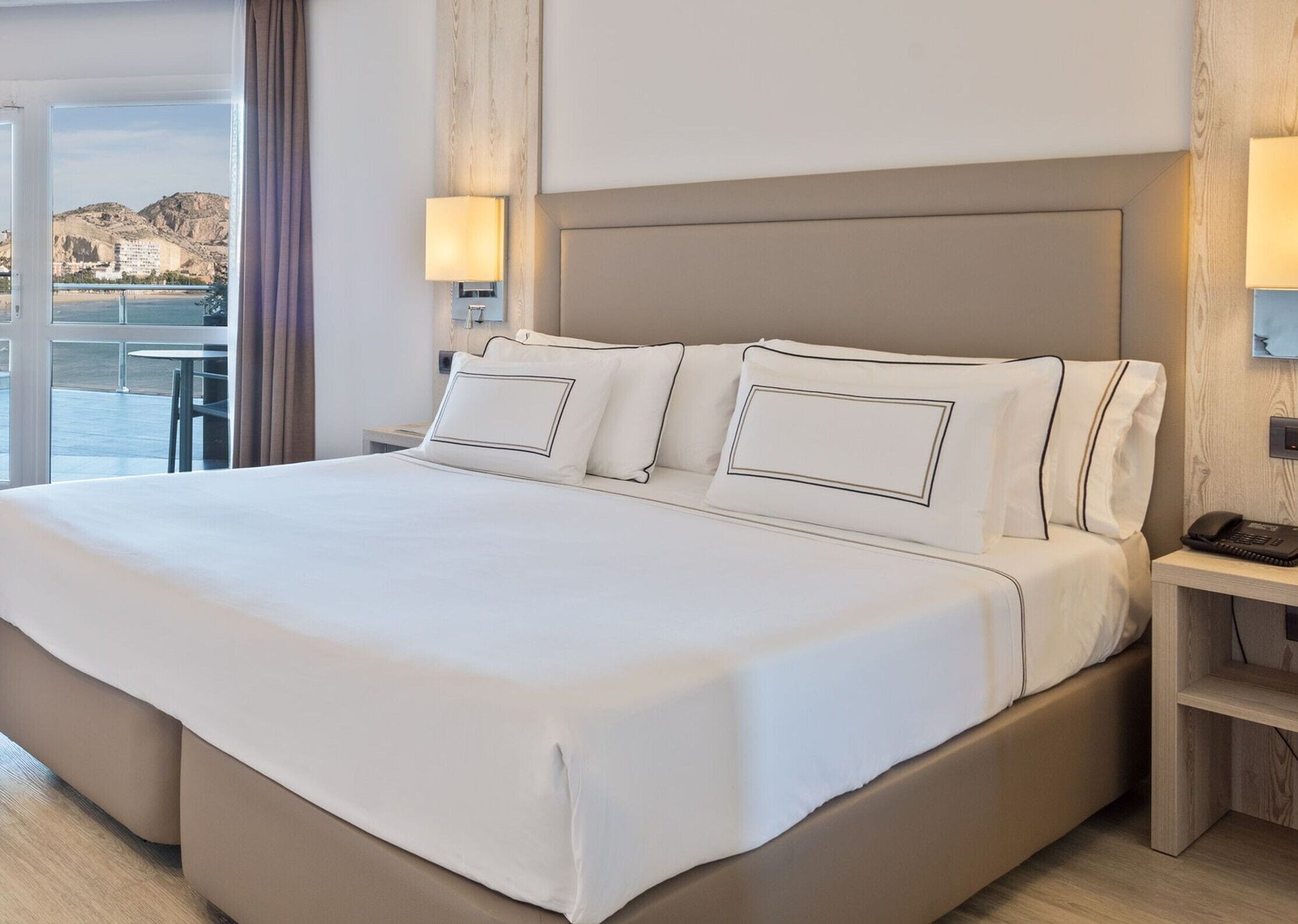 The Level, Room, Pool Access (Adults Only) | Lakens van Egyptisch katoen, luxe beddengoed, een minibar