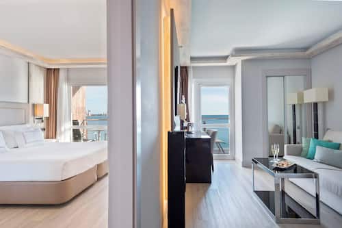 The Level, Junior Suite, Sea View (Adults Only) | Egyptinpuuvillaiset lakanat, ylelliset vuodevaatteet, minibaari
