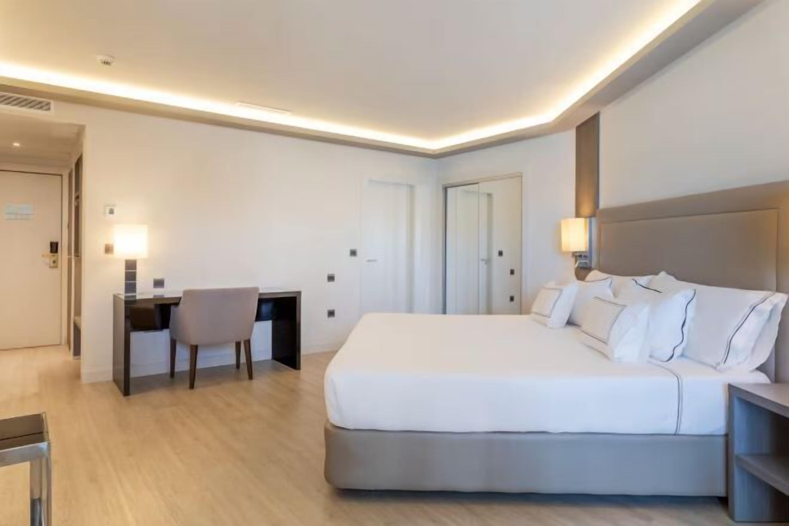 Egyptian cotton sheets, premium bedding, minibar, in-room safe