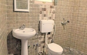 Shower, free toiletries, towels - Goba Guest House (Leh)