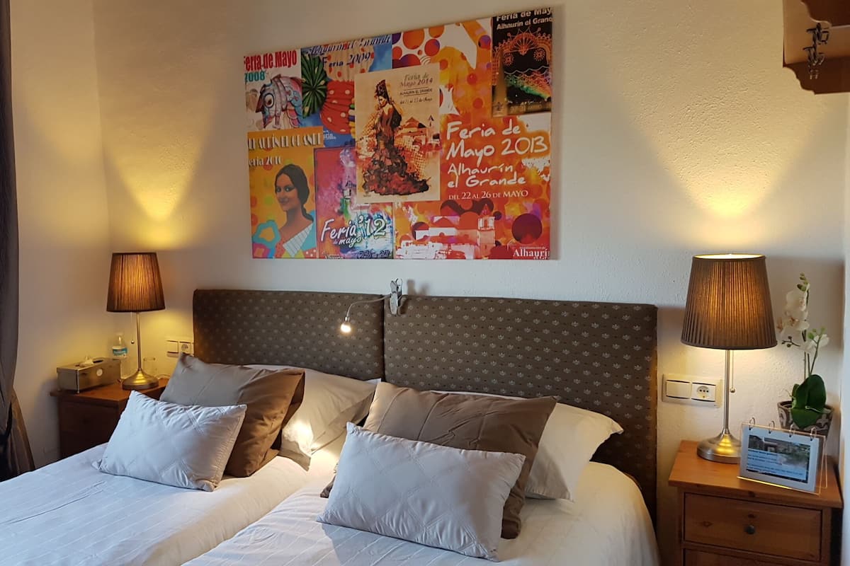 Hypo-allergenic bedding, free WiFi, bed sheets