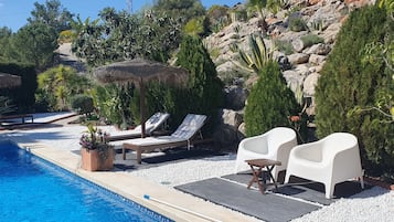 Piscine extérieure, parasols de plage, chaises longues
