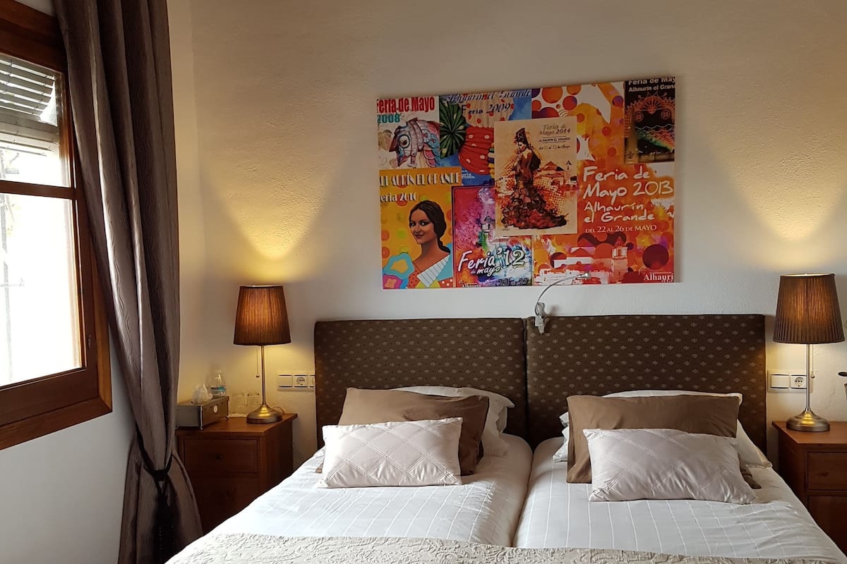 Hypo-allergenic bedding, free WiFi, bed sheets