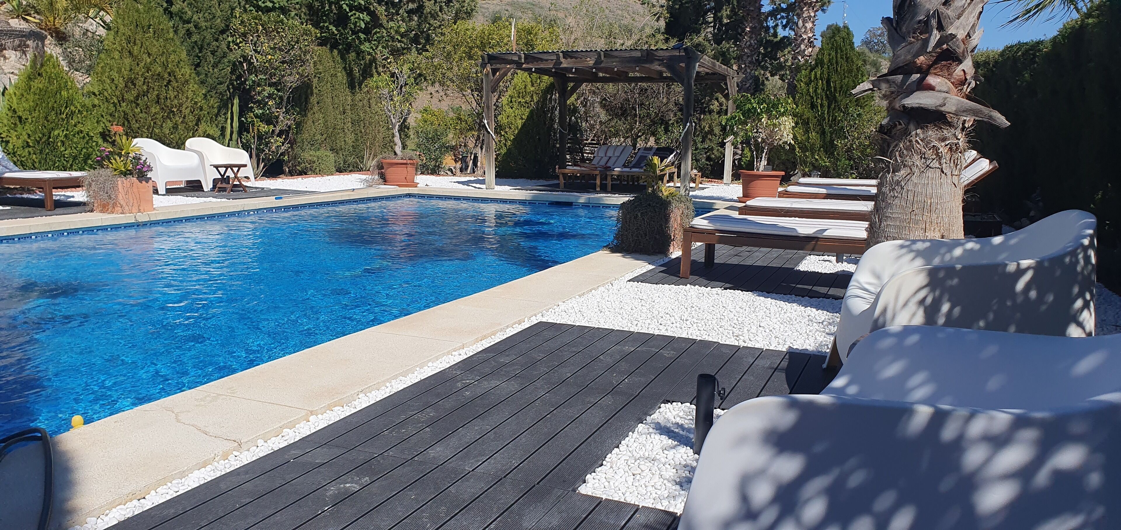 Hồ bơi ngoài trời, dù/ô trên bãi biển/hồ bơi, ghế dài tắm nắng 