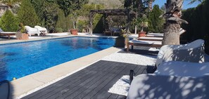 Kolam renang terbuka, payung kolam, kerusi lepak pantai 