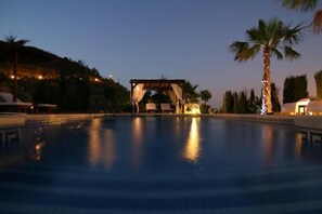 Outdoor pool, pool umbrellas, sun loungers