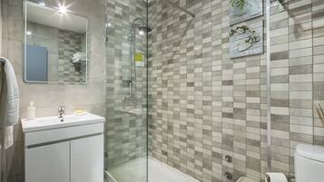 Departamento, 1 habitación, balcón | Baño | Regadera, secadora de cabello, toallas, shampoo
