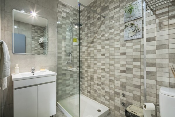 Departamento, 1 habitación, balcón | Baño | Regadera, secadora de cabello, toallas, shampoo 