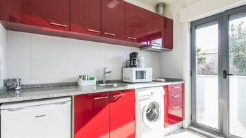 Departamento, 1 habitación, balcón | Cocina privada | Refrigerador, microondas, parrilla de estufa y cafetera y tetera