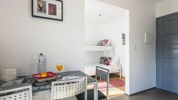 Departamento, 1 habitación, balcón | Área de sala de estar | Televisión de pantalla plana