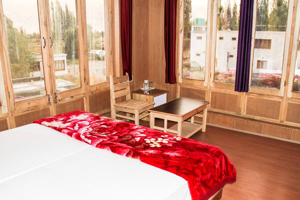 Deluxe Double Room, 1 Single Bed, Non Smoking, Mountain View | Rollaway beds, free WiFi, bed sheets