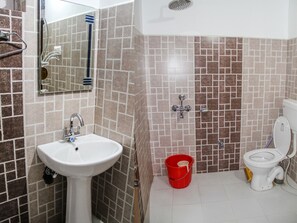 Shower, free toiletries, towels