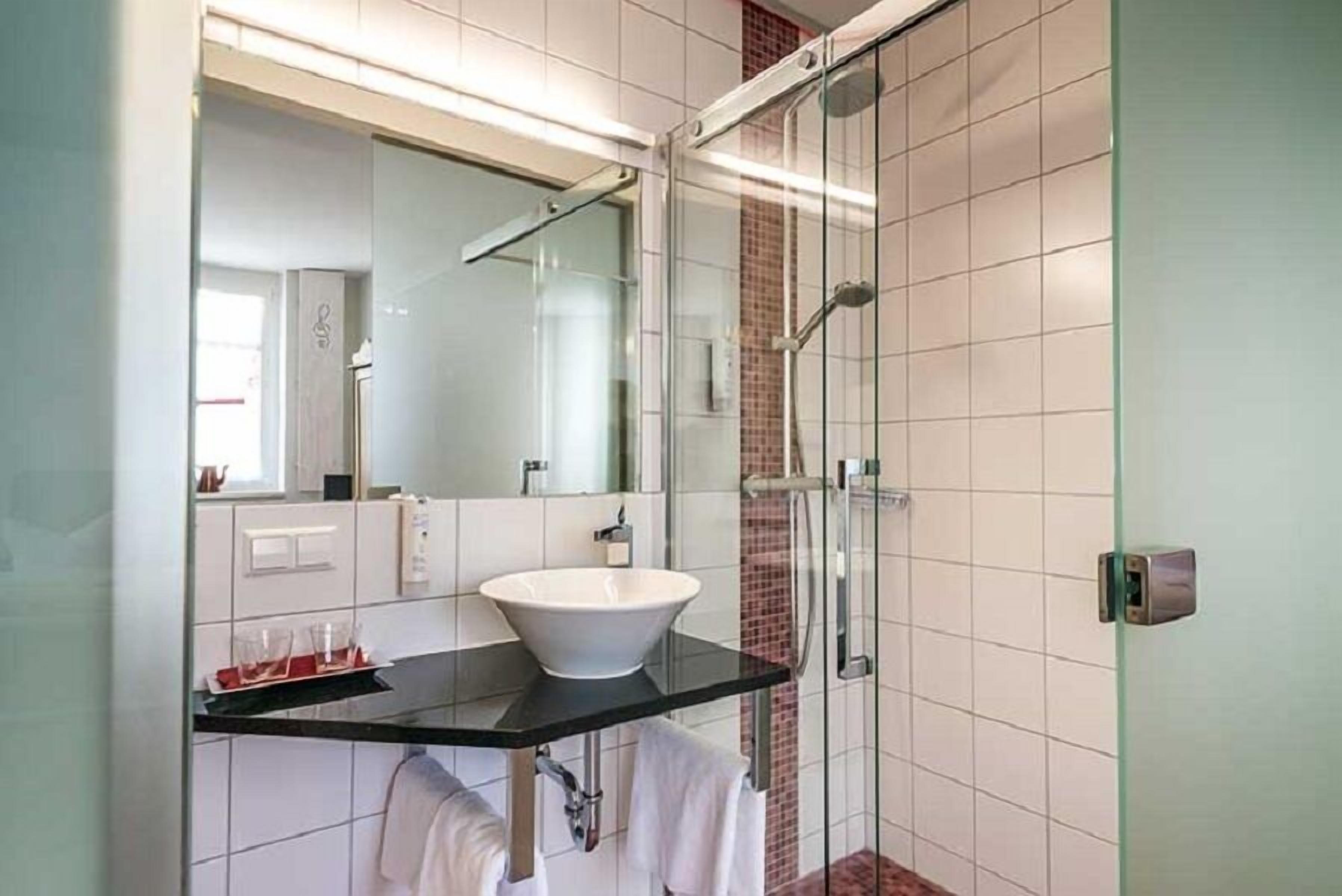 Deep soaking tub, free toiletries, hair dryer, towels