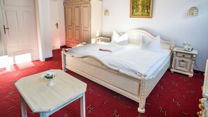 Desk, blackout drapes, WiFi (free), bed sheets - Hotel Zum Vetter (Finsterwalde)