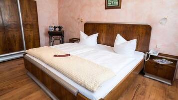 Escritorio, cortinas blackout, wifi gratis y ropa de cama