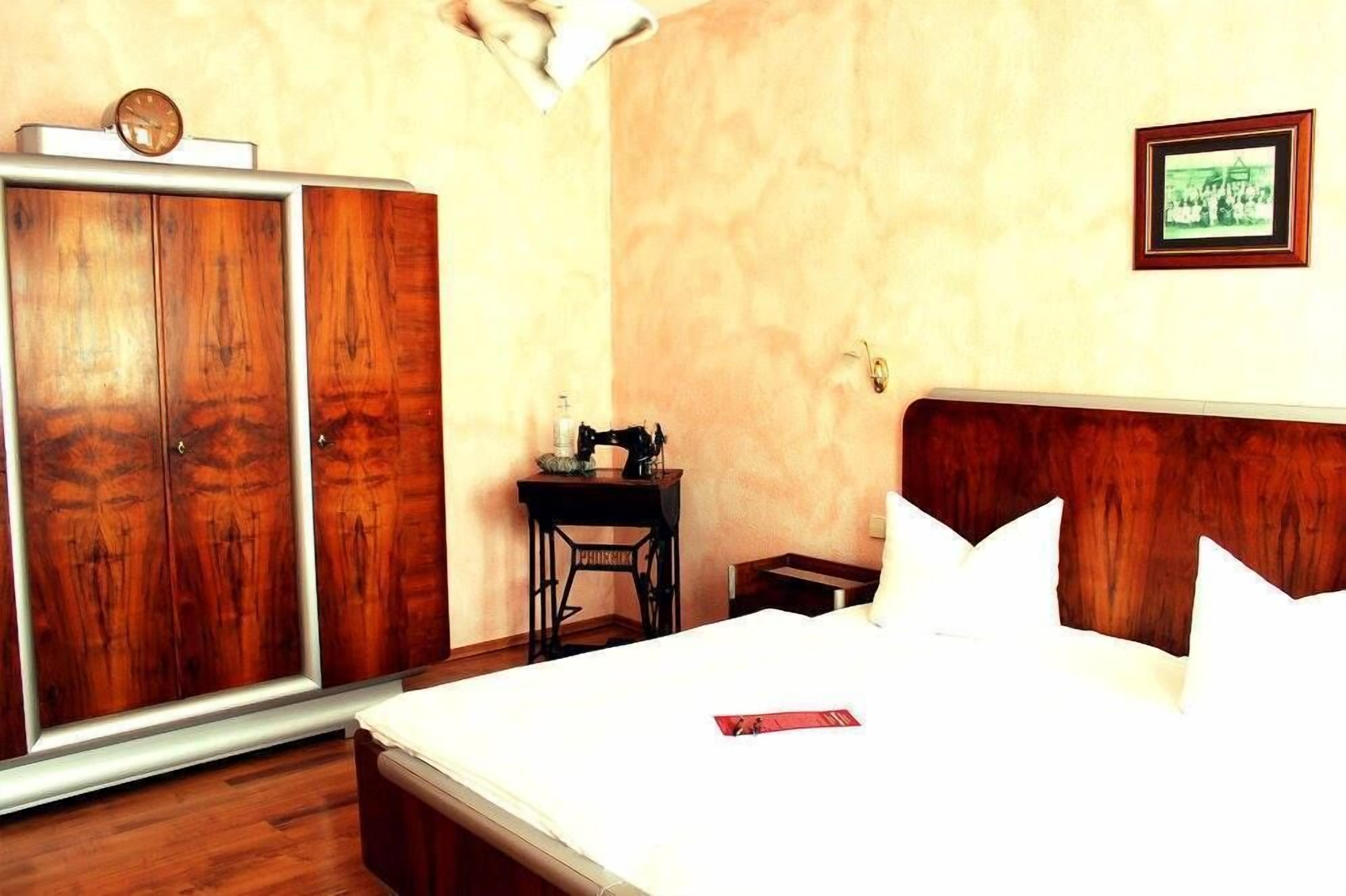 Suite | Desk, blackout drapes, free WiFi, bed sheets