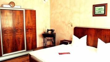 Suite | Desk, blackout drapes, free WiFi, bed sheets