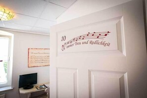 Desk, blackout drapes, free WiFi, bed sheets - Hotel Zum Vetter (Finsterwalde)