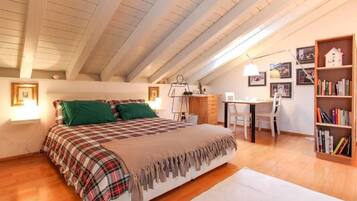 Dreibettzimmer, Balkon, Gartenblick | Minibar, individuell dekoriert, individuell eingerichtet, Schreibtisch