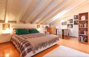 三人房, 露台, 花園景 | 迷你吧、獨特設計、獨特裝修、書桌