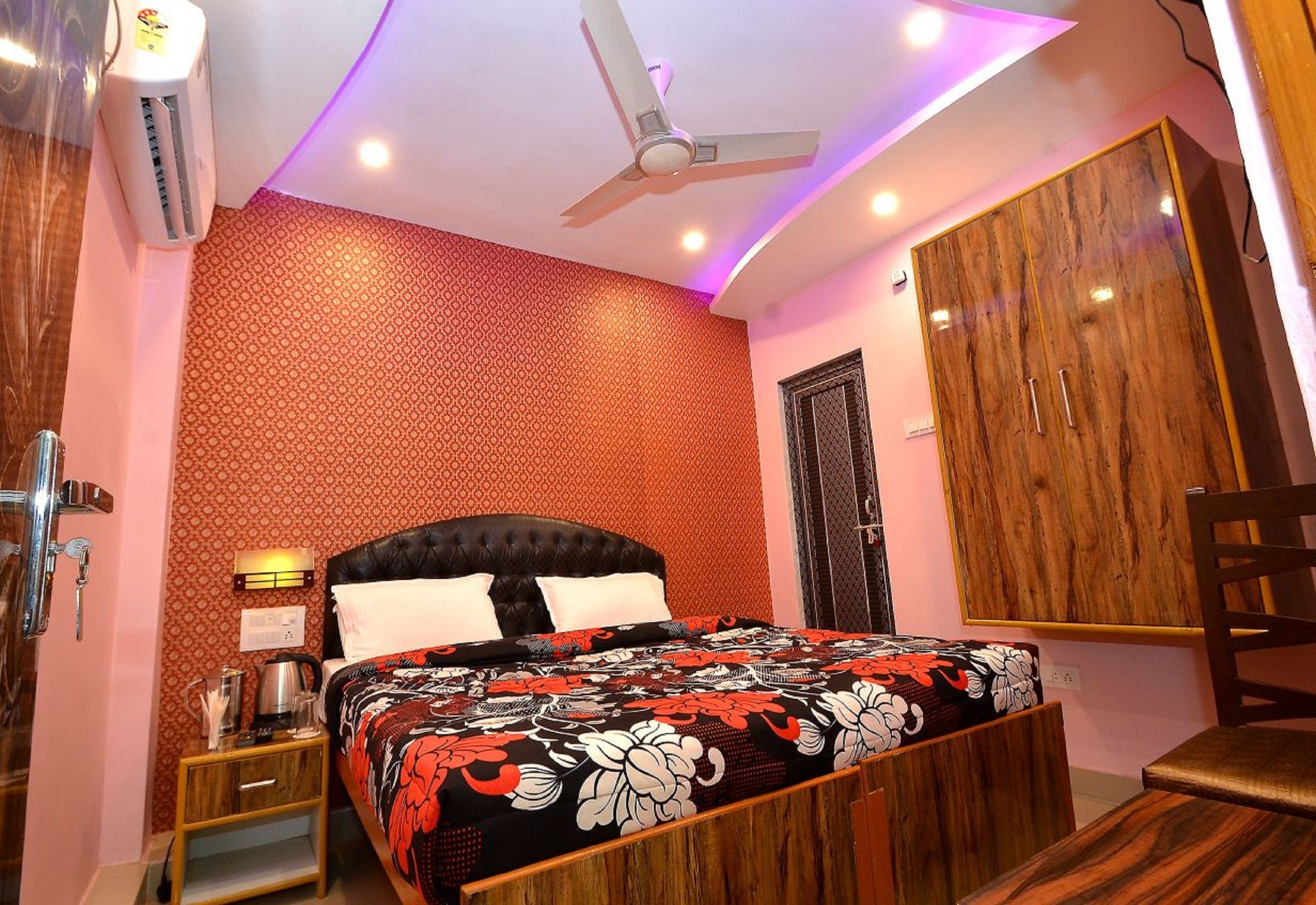 Free WiFi, bed sheets