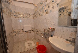 Bathroom - Walkin Shiva P Guest House (Varanasi)