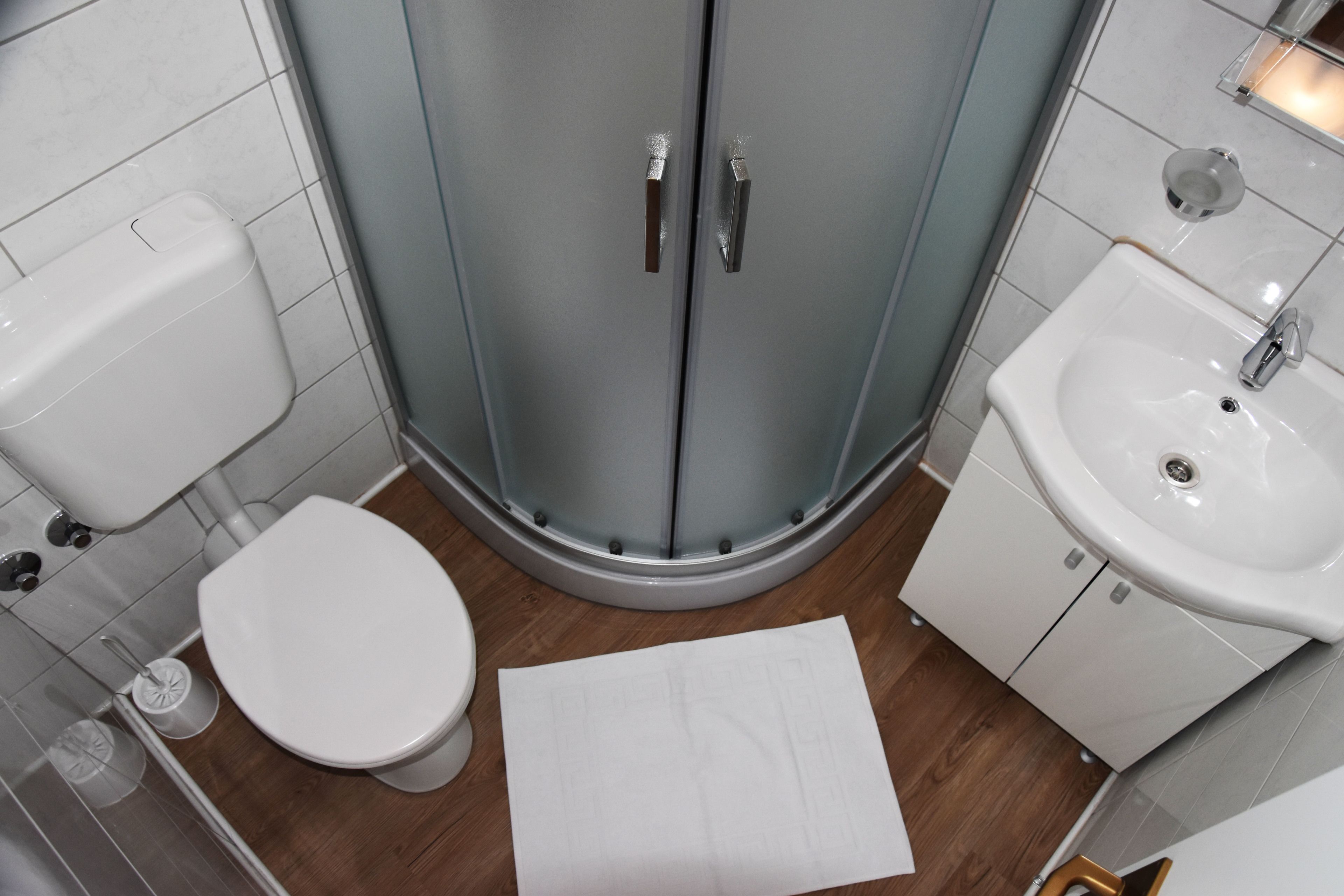 Deluxe Mobile Home | Bathroom | Shower, towels