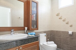 3-Bedroom Villa | Bathroom | Shower, free toiletries, hair dryer, towels - Karon Hill Villa (Karon)