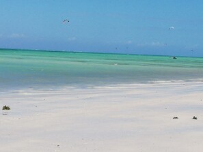 In Strandnähe, weißer Sandstrand