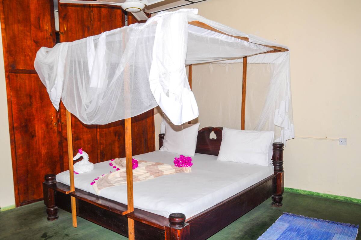 Double Room, Private Bathroom | Individually decorated, free WiFi