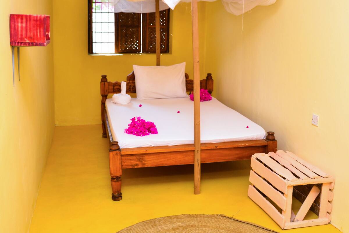 Habitación doble, baño compartido | Wifi gratis y decoración individual