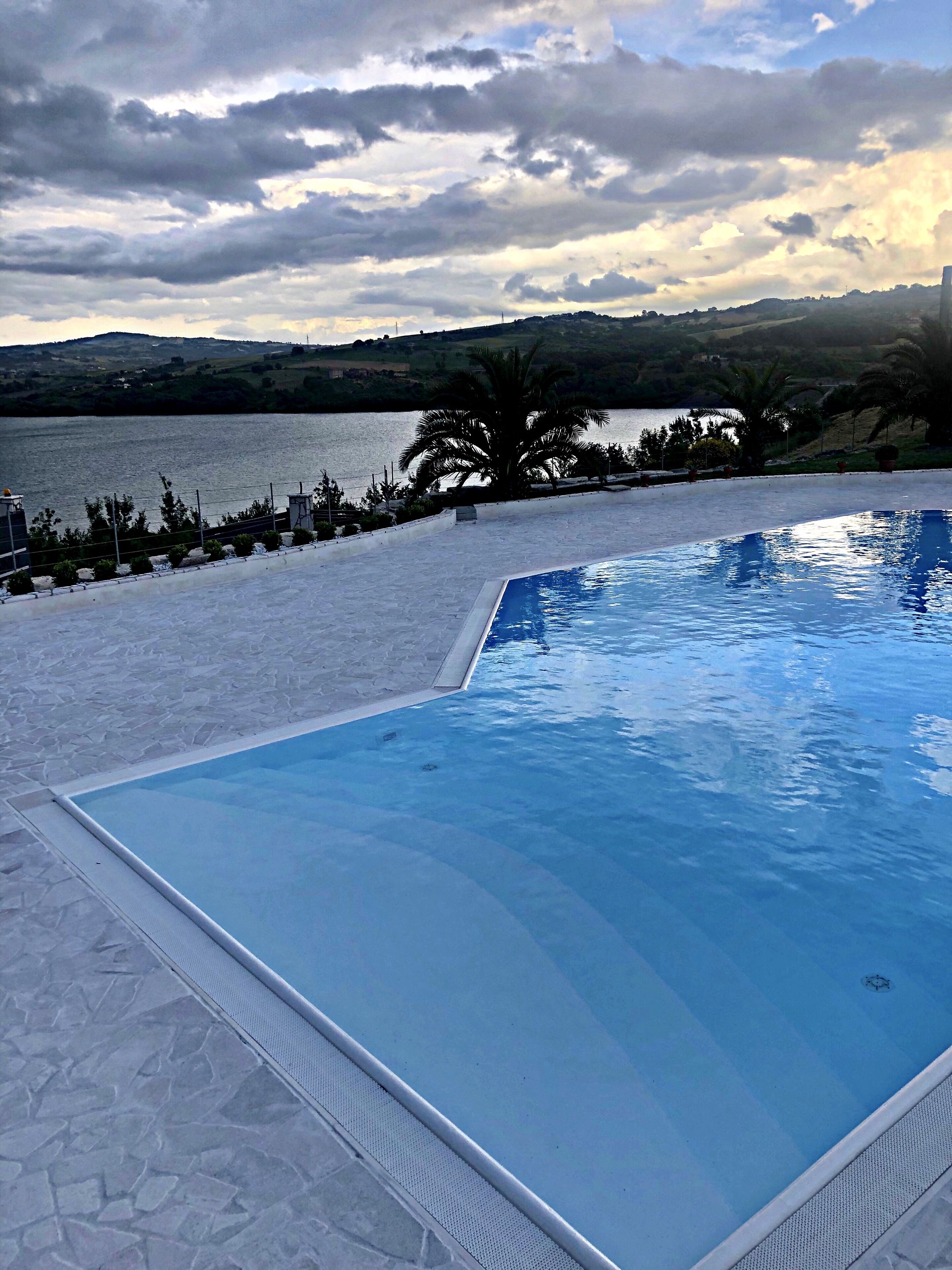 Außenpool (je nach Saison geöffnet), Sonnenschirme, Liegestühle