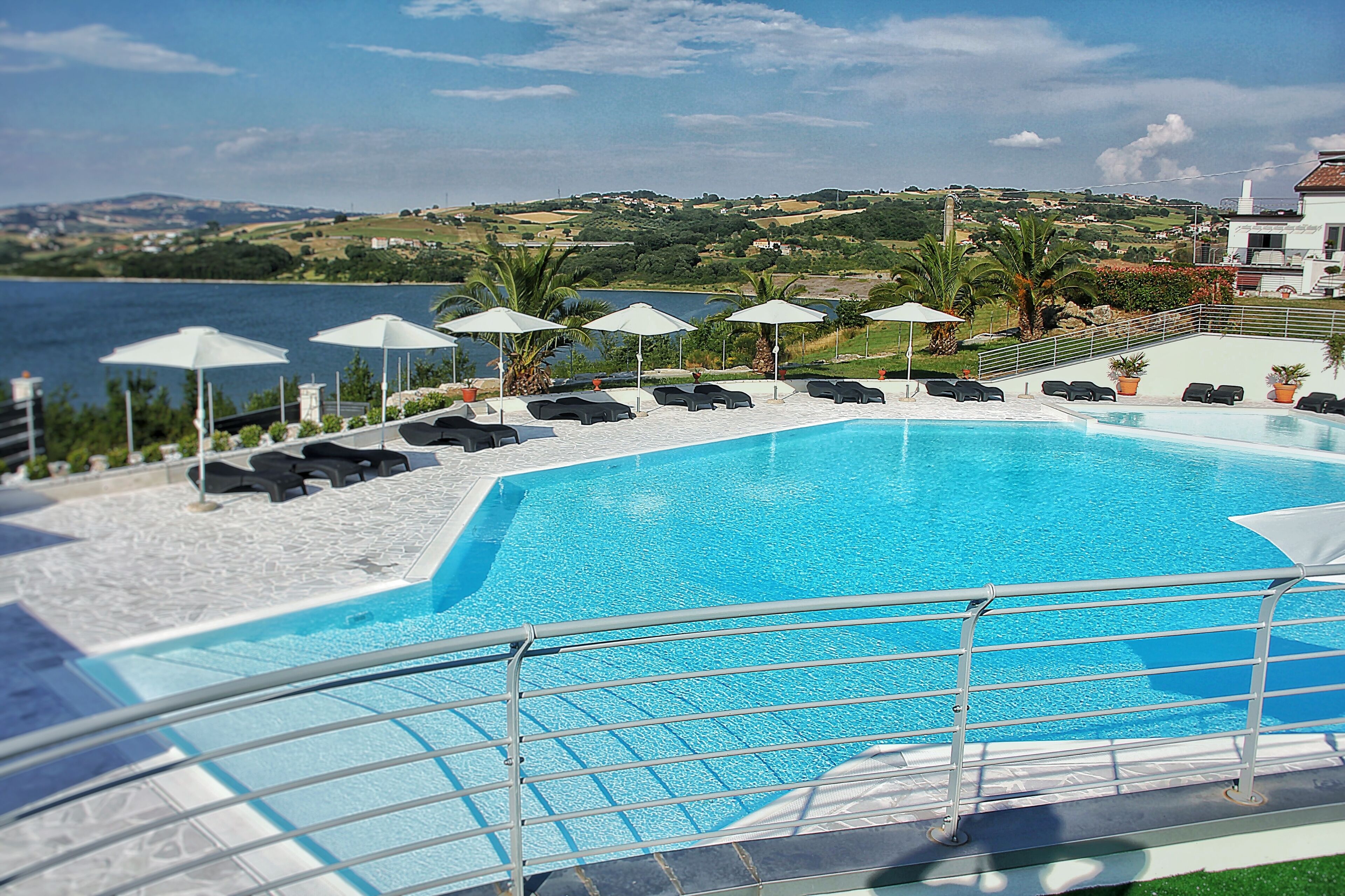 Außenpool (je nach Saison geöffnet), Sonnenschirme, Liegestühle