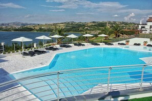 Piscine extérieure (ouverte en saison), parasols de plage