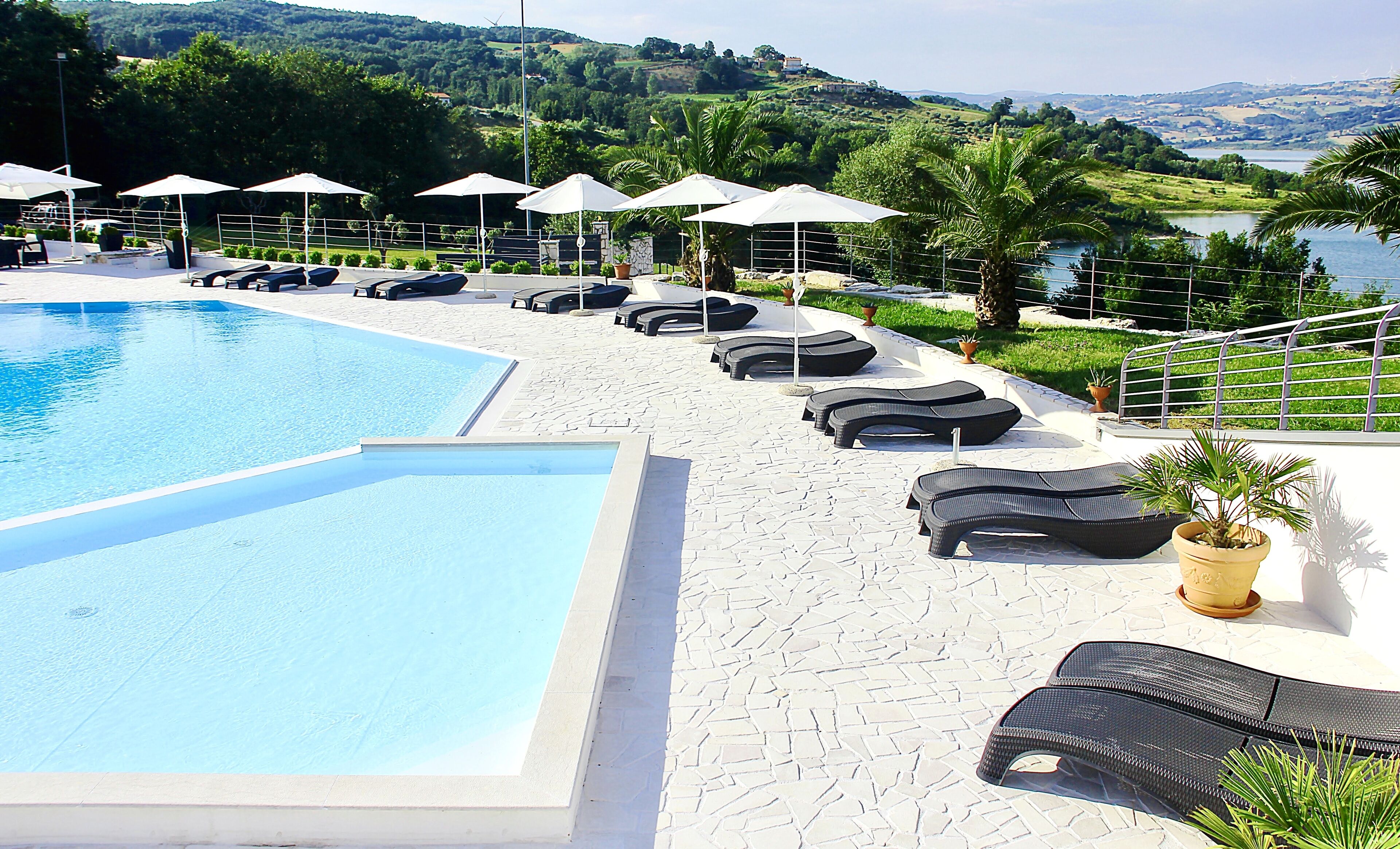 Piscina stagionale all'aperto, ombrelloni da piscina, lettini