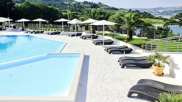 Piscina stagionale all'aperto, ombrelloni da piscina, lettini