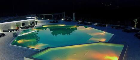 Piscine extérieure (ouverte en saison), parasols de plage