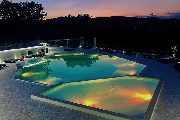 Sesongbasert utendørsbasseng, bassengparasoller og solsenger